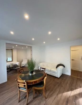 Paris 18e – Montmartre / Abbesses – 3 pièces rénové – Rue des Tr - Image Array