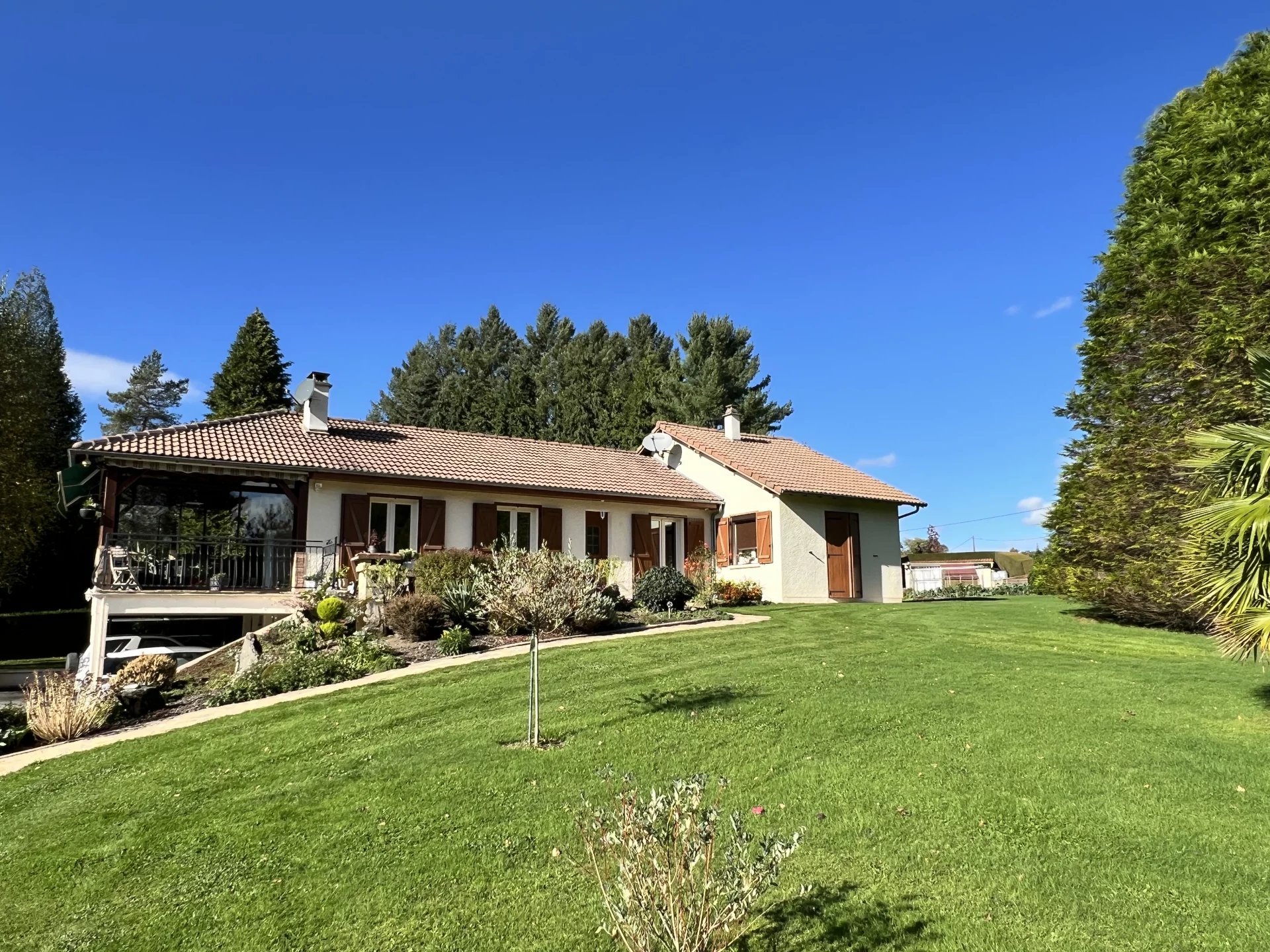 Très bien entretenue, 4 chambres et un beau jardin.