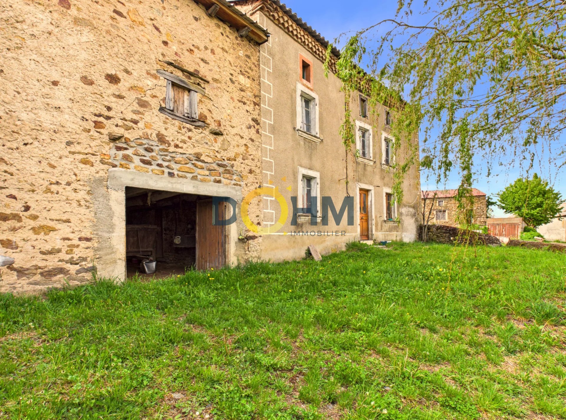 Maison en pierre à rénover avec grange et terrains   Ally (4