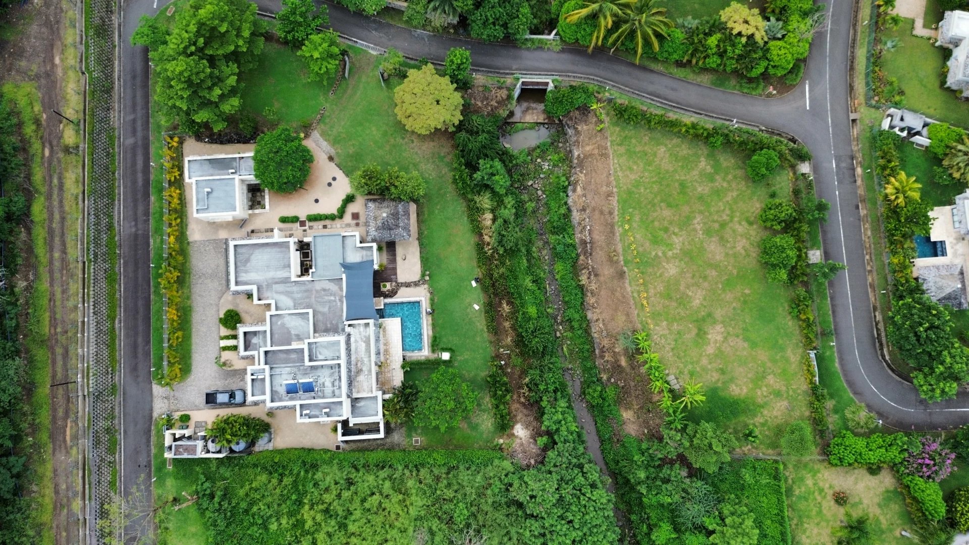 RIVIERE NOIRE - Architect designed villa - 5 bedrooms - picture 15 title=
