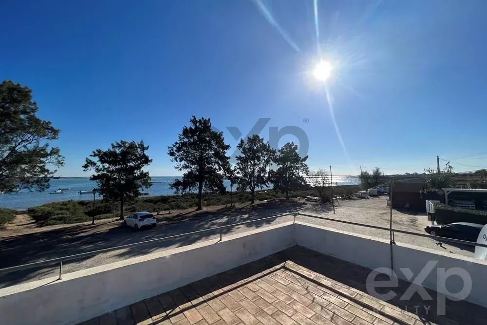 À beira-mar! Moradia T1 com quintal e um grande terraço. Vista fantástica para o mar!