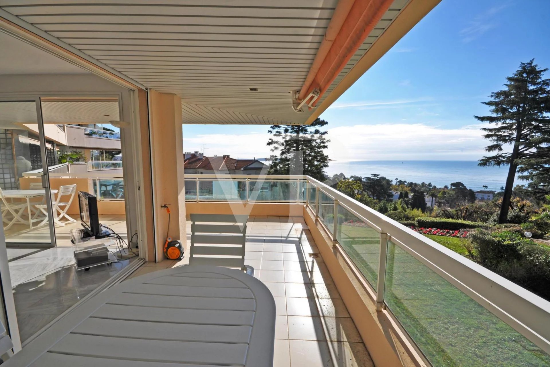 Corner Apartment with Expansive Terrace and Panoramic Sea Views – Croix des Gardes