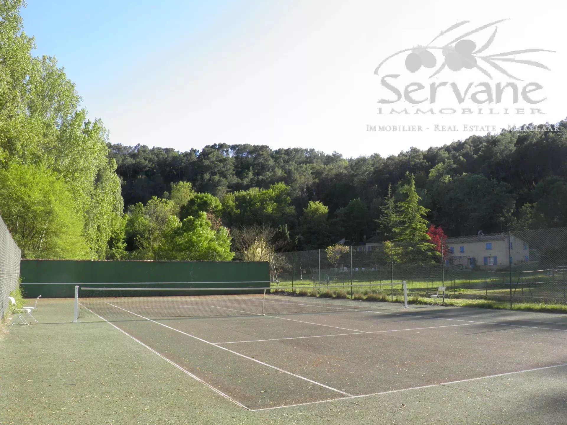 SALERNES Property with strong rental potential: 3 houses and a separate apartment