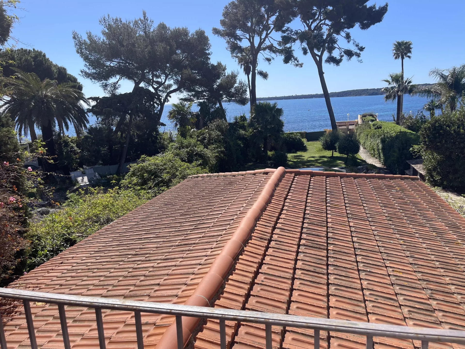 CANNES PALM BEACH CHARMANTE VILLA DE 6 CHAMBRES - 12 PERSONNES PISCINE – ABRI VOITURE 6 VOITURES ACCÈS DIRECT À LA PLAGE Une vue unique et imprenable sur la mer et les îles de Lérins !