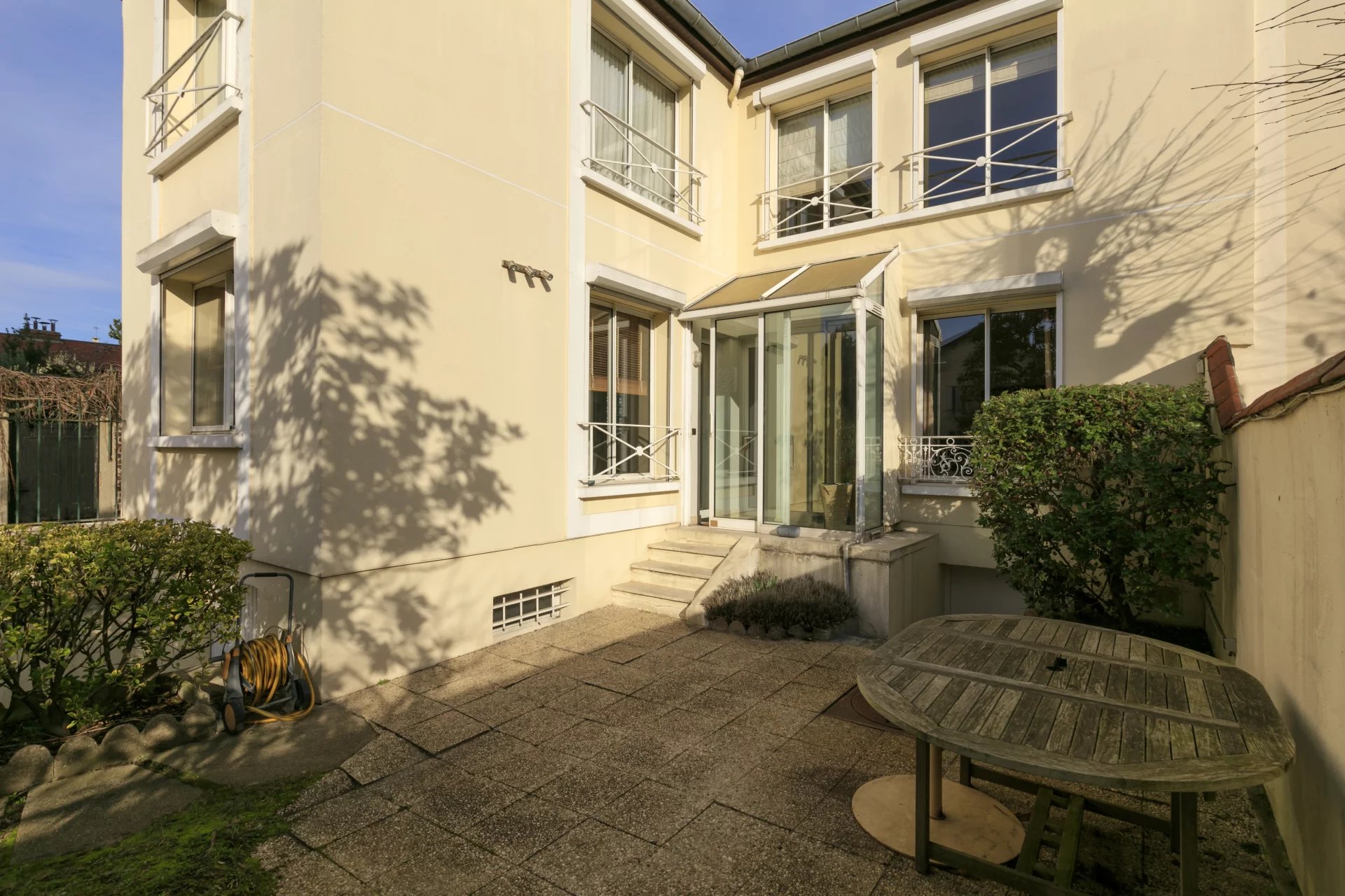 COURBEVOIE MAISON FAMILIALE AVEC JARDIN - picture 2