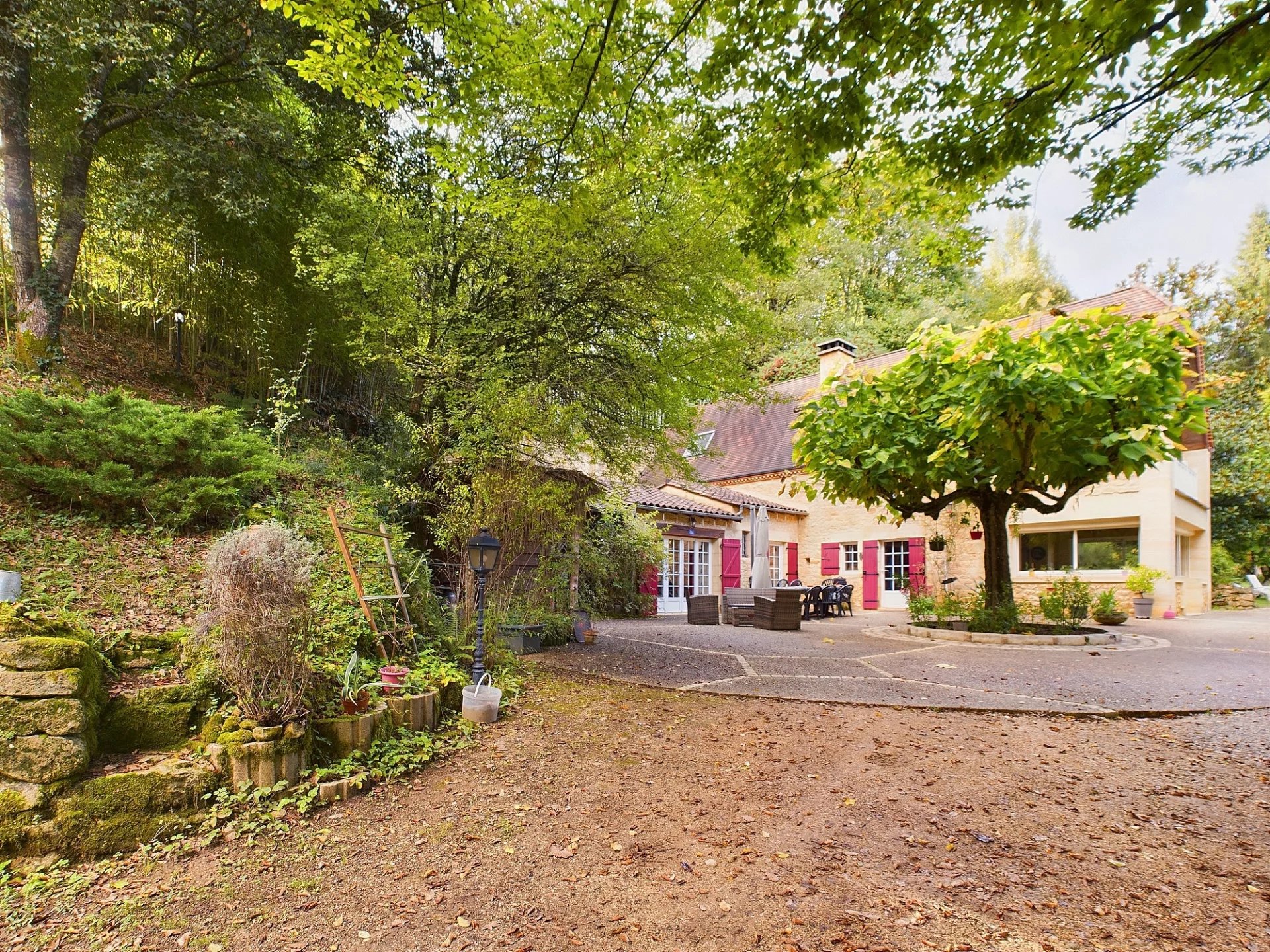 Maison atypique sur le rocher entourée de bois