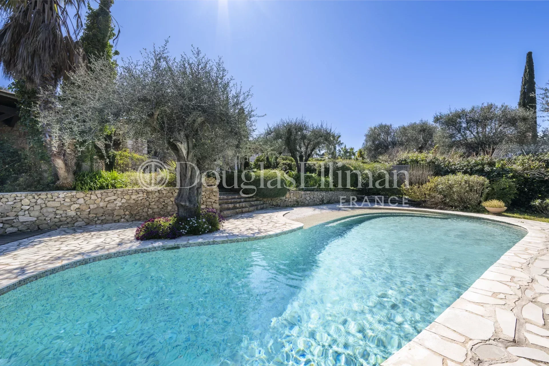 LE ROURET – Charming single-level stone-built villa walking distance to the village - Picture n°3