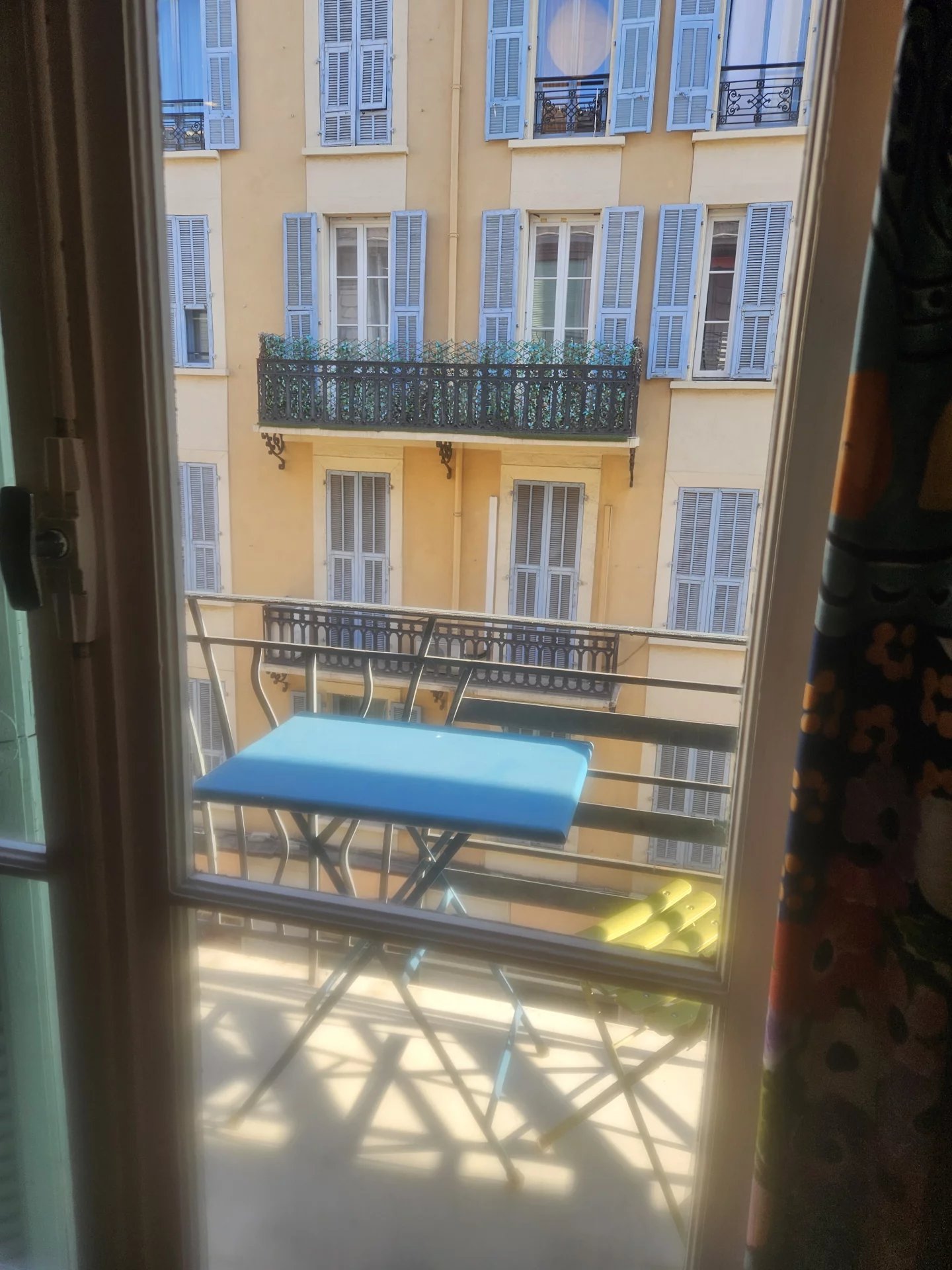 Spacious 2 room apartment in popular Carré d'Or