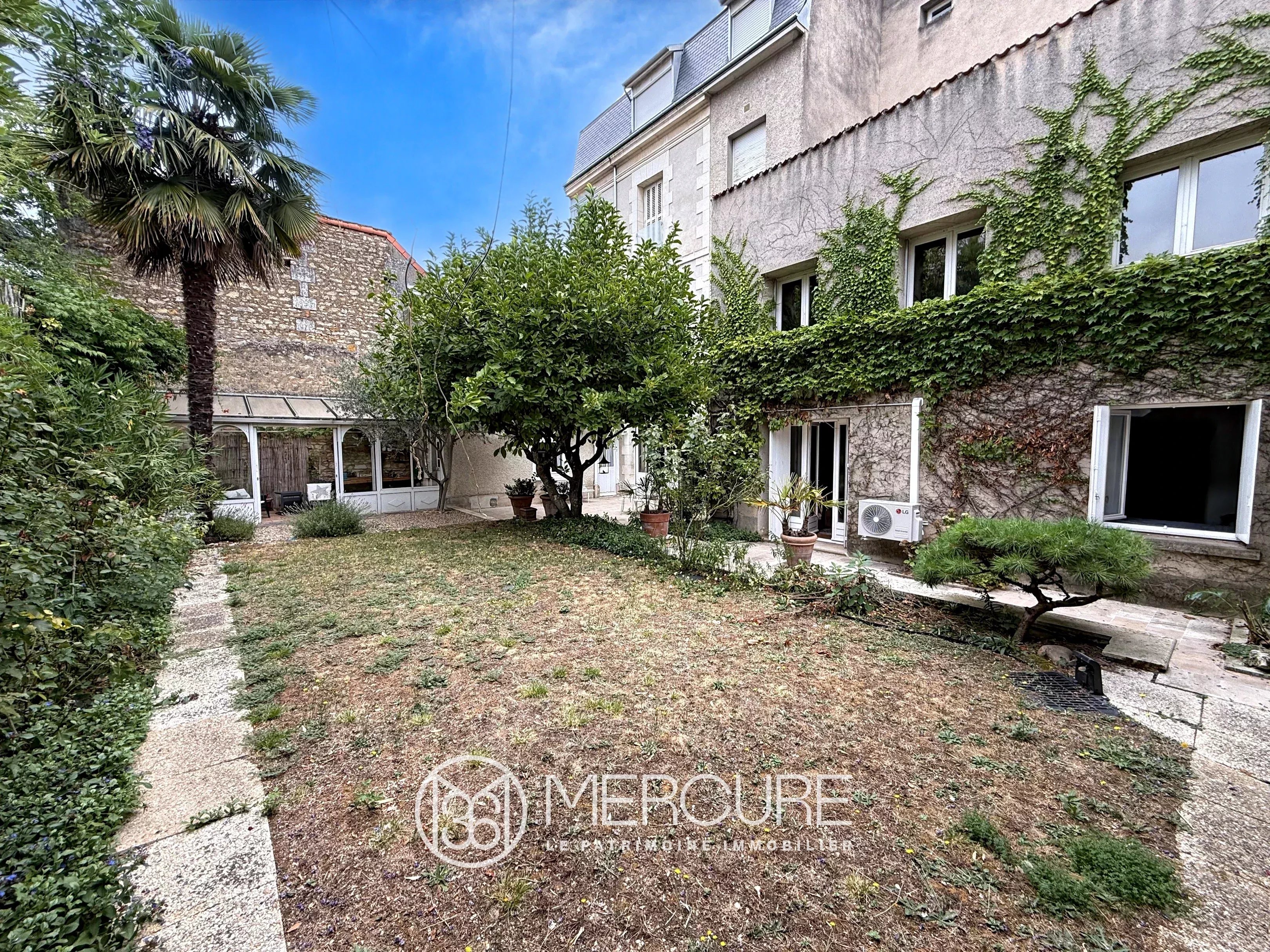 Maison de 253 m² avec JARDIN et GARAGES - 10417-1PO