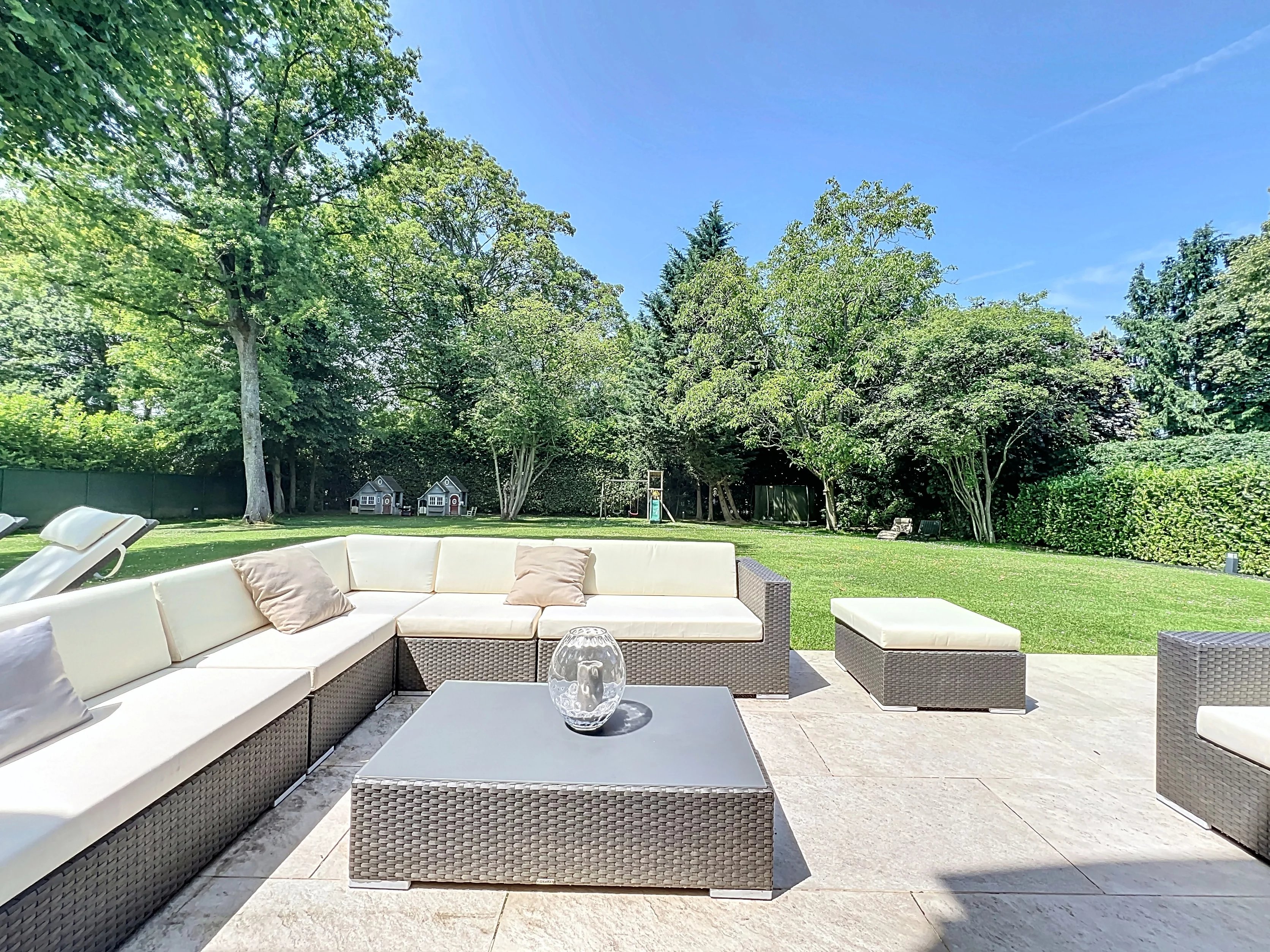 Prachtig huis in zijn groene omhulsel