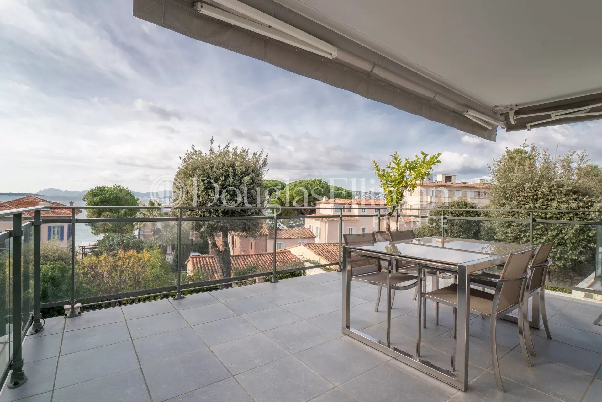 CAP D&rsquo;ANTIBES – Appartement moderne avec vue mer panoramique - Image nᵒ2
