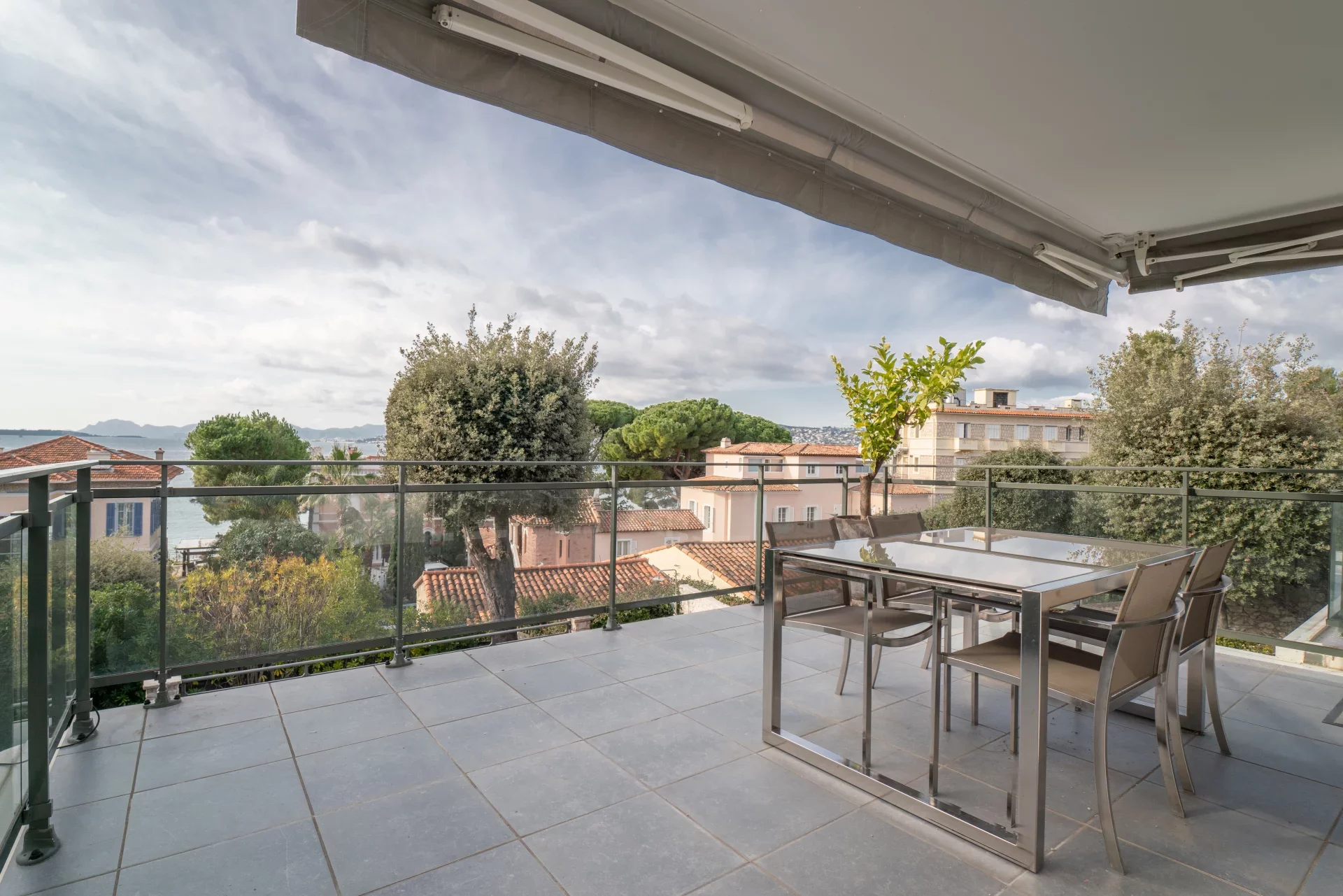 CAP D’ANTIBES – Modern apartment with panoramic sea views - Picture n°2
