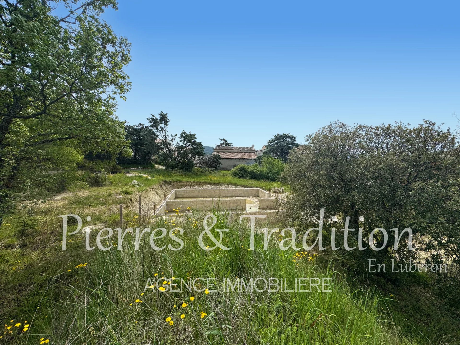 Saint Saturnin les Apt, beau terrain à vendre à proximité d'un hameau