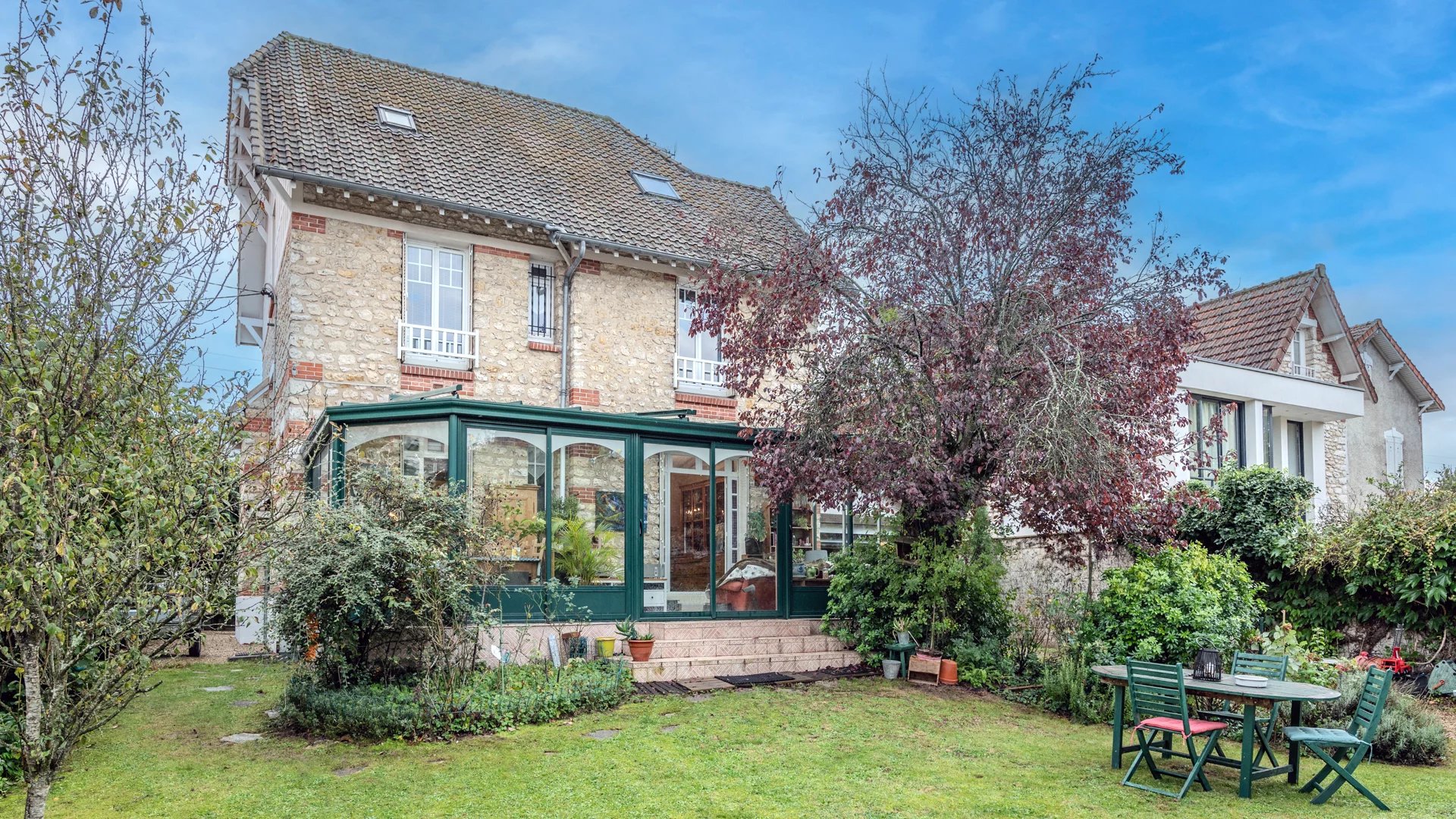 FONTAINEBLEAU - QUARTIER RECHERCHE - RUE ELEGANTE ET AU CALME - PROPRIETE 1920 environ 215m² avec JARDIN -