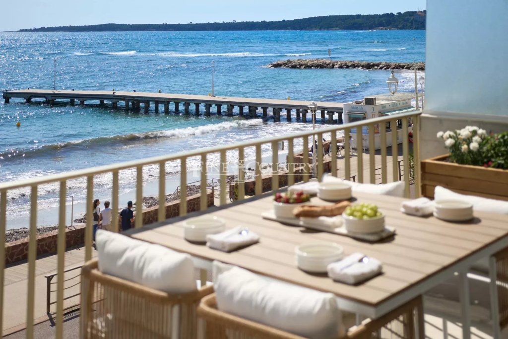 Apartment for sale in Cannes — Luxury Seafront Apartment for Sale in Palm Beach, Cannes