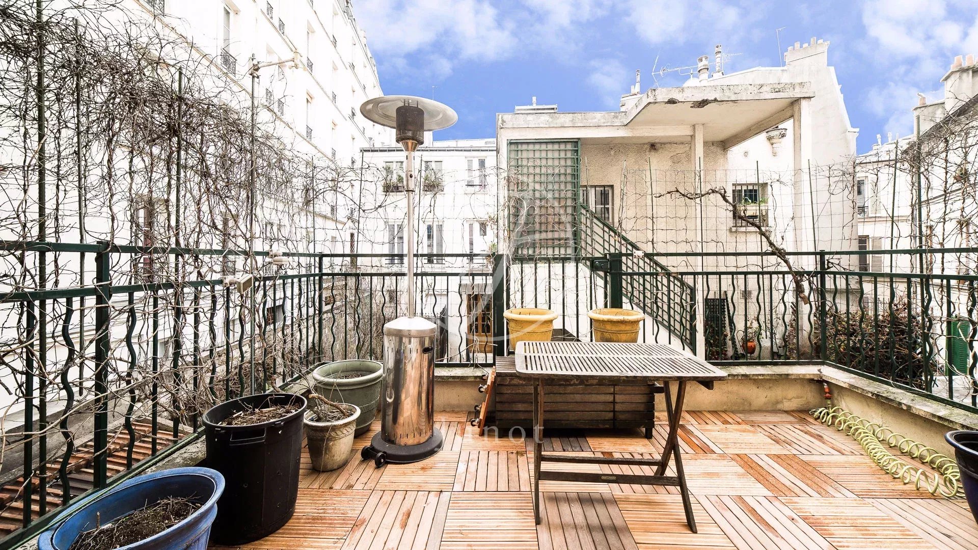 Paris 18e - RUE LEPIC / ABBESSES - Duplex à louer - 2 pièces meublé - 38,73m² loi Carrez - 1 chambre - Terrasse 17,40m².