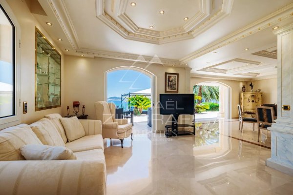 Villa with panoramic sea view over the village of Saint-Tropez — photo 7