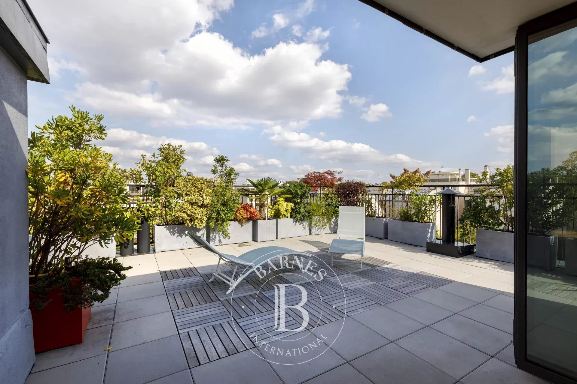 2-BEDROOM APARTMENT FOR SALE - TERRACE - NEUILLY/PERRONET