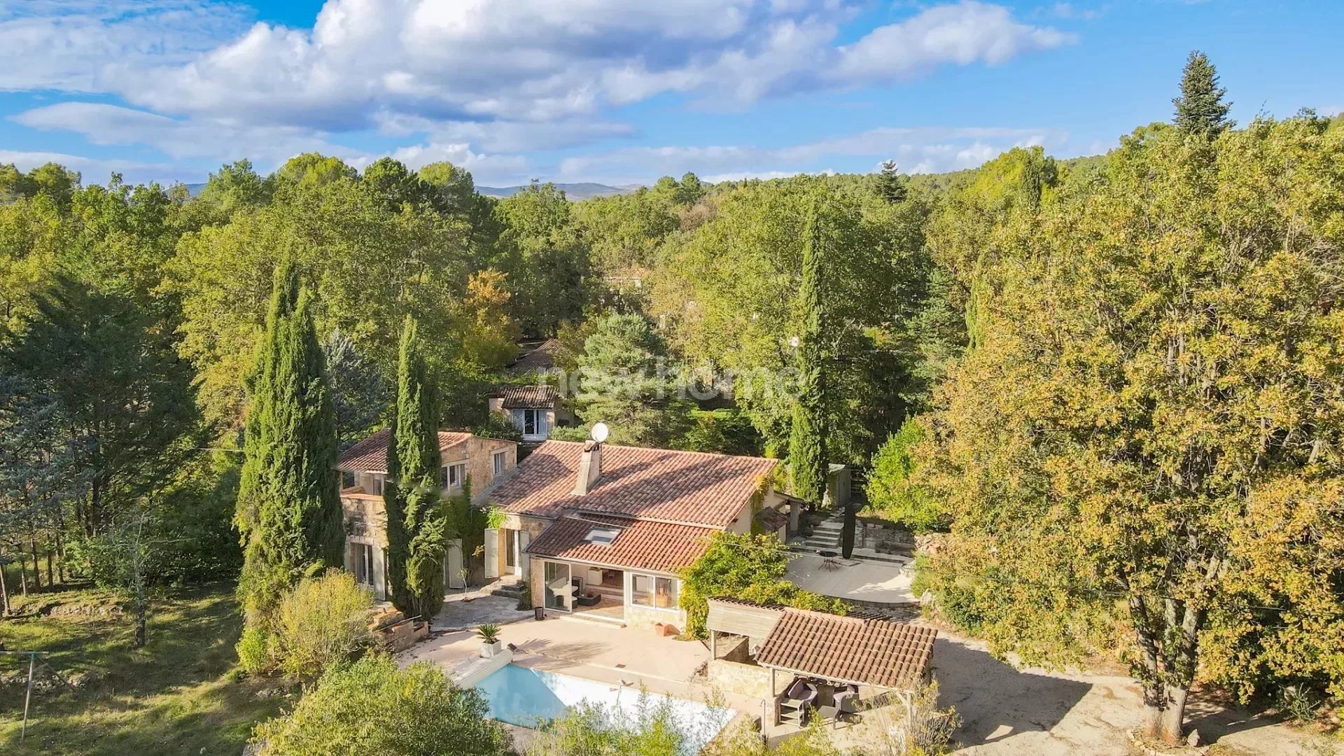 Mas en pierre avec dépendances au calme