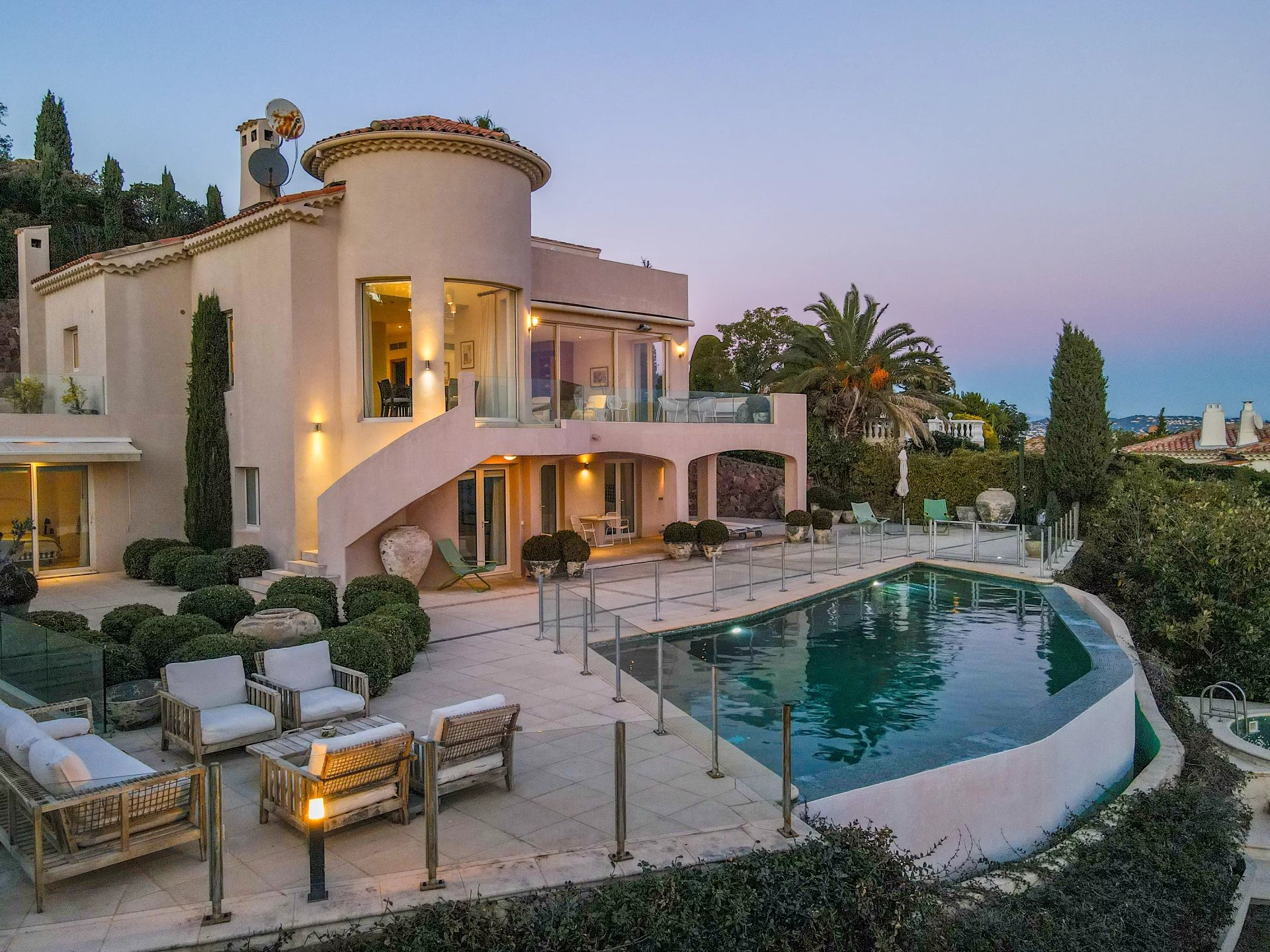 Villa avec piscine en front de mer à Theoule-sur-mer