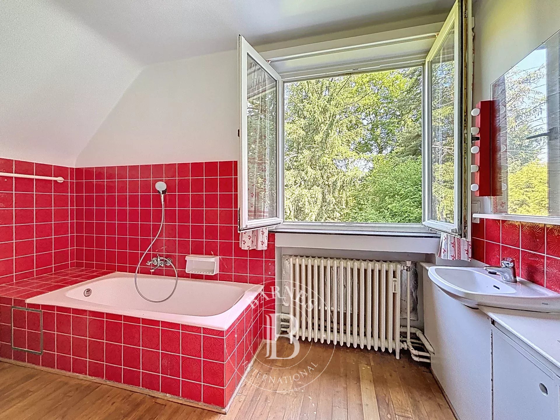 Uccle - House to renovate - Beautiful land of 55 ares