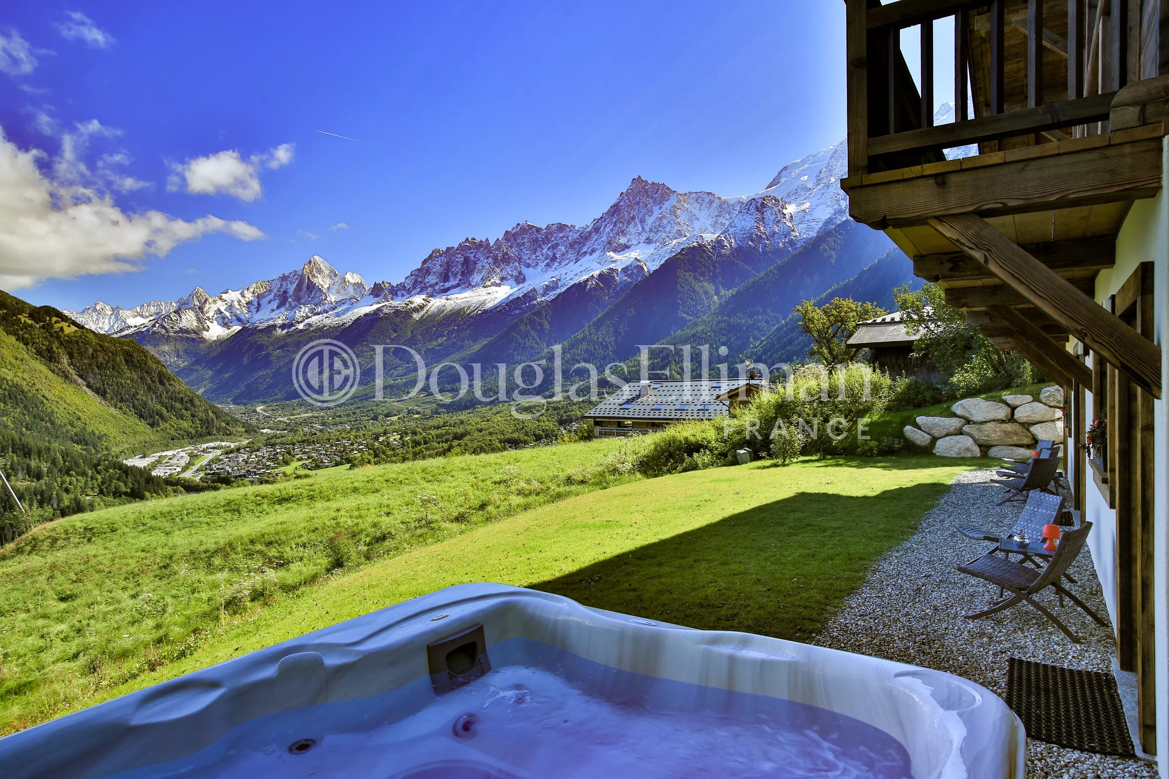 LES HOUCHES – An 8-bedroom chalet on the pistes - Picture n°3