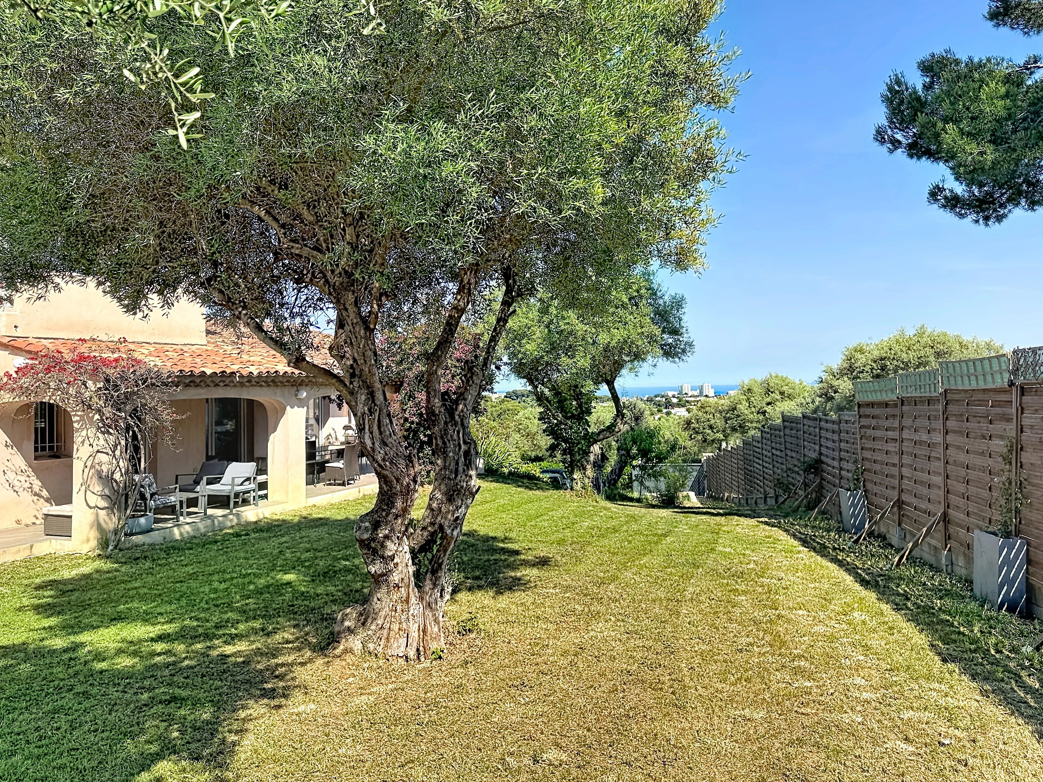 Antibes.Belle propriété.Grand terrain.