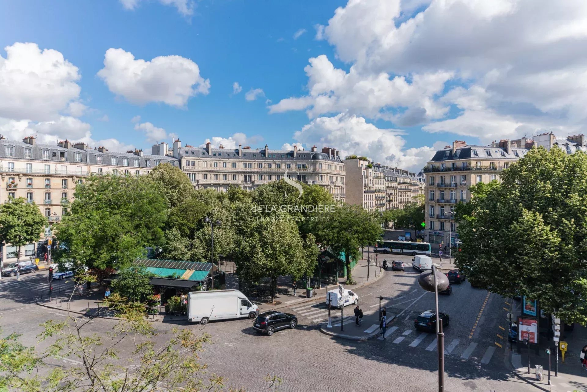 Paris 8ème - rue du Faubourg St Honoré - 88m2