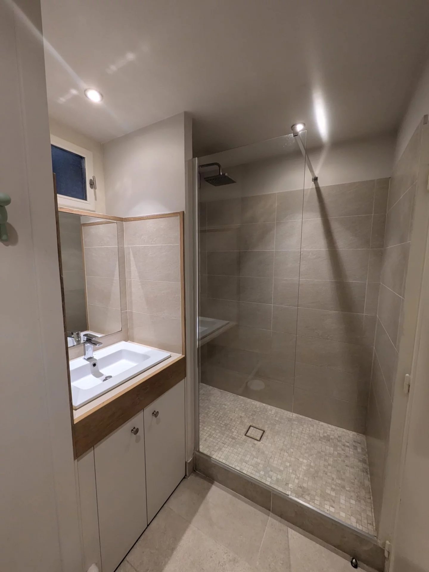 92200 Neuilly sur Seine: confortable 2 pièces avec balcon, cave et petit parking