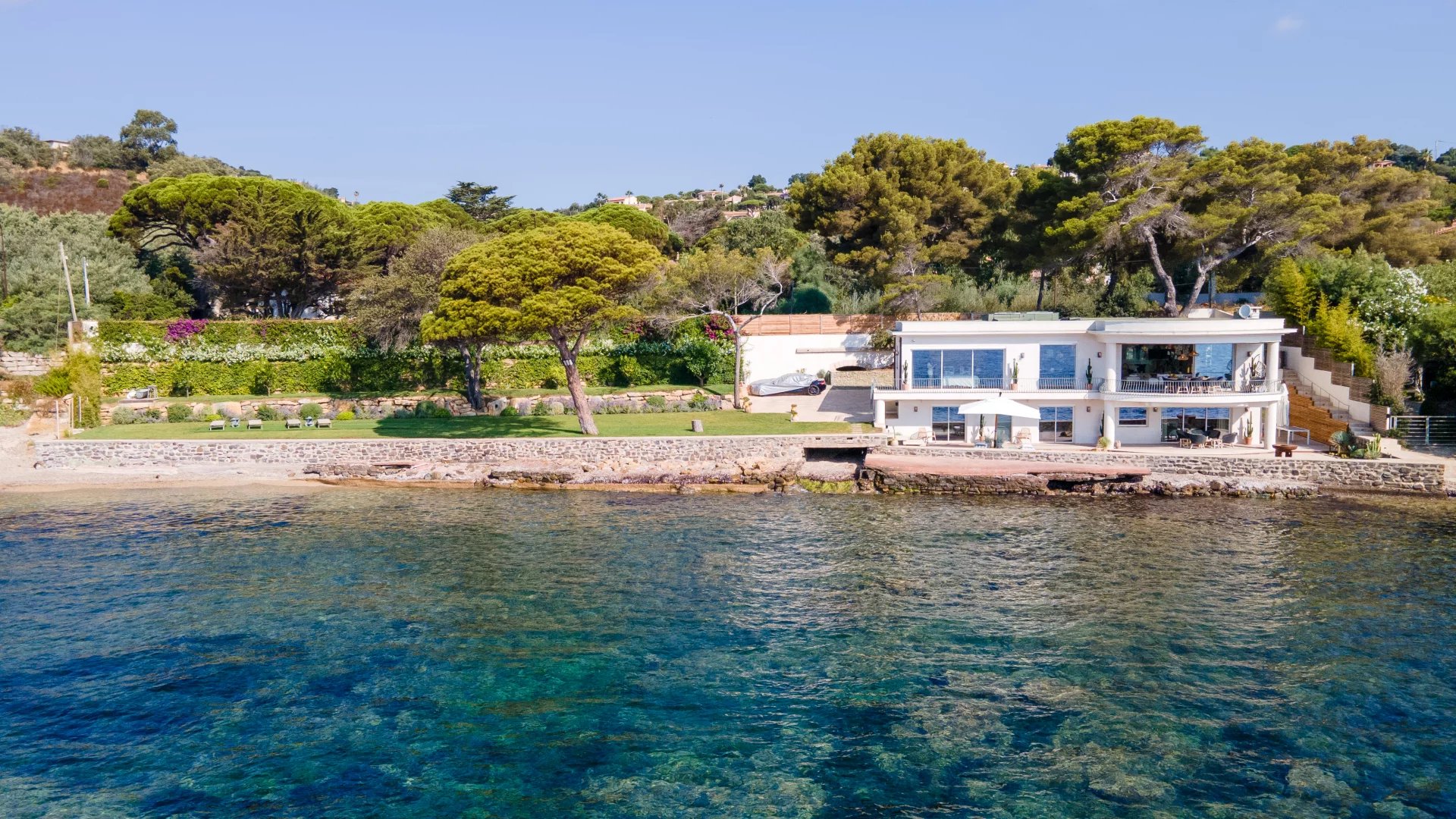 Villa luxe pied dans l'eau