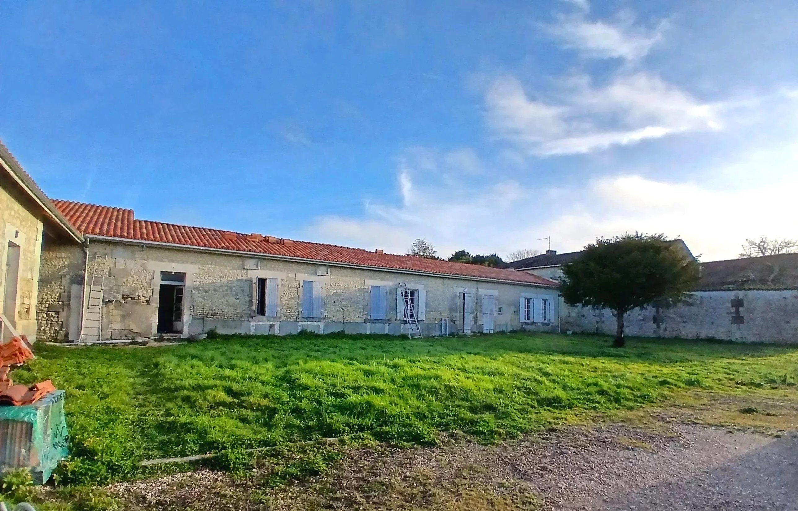 House in Juillac-le-Coq - view 1