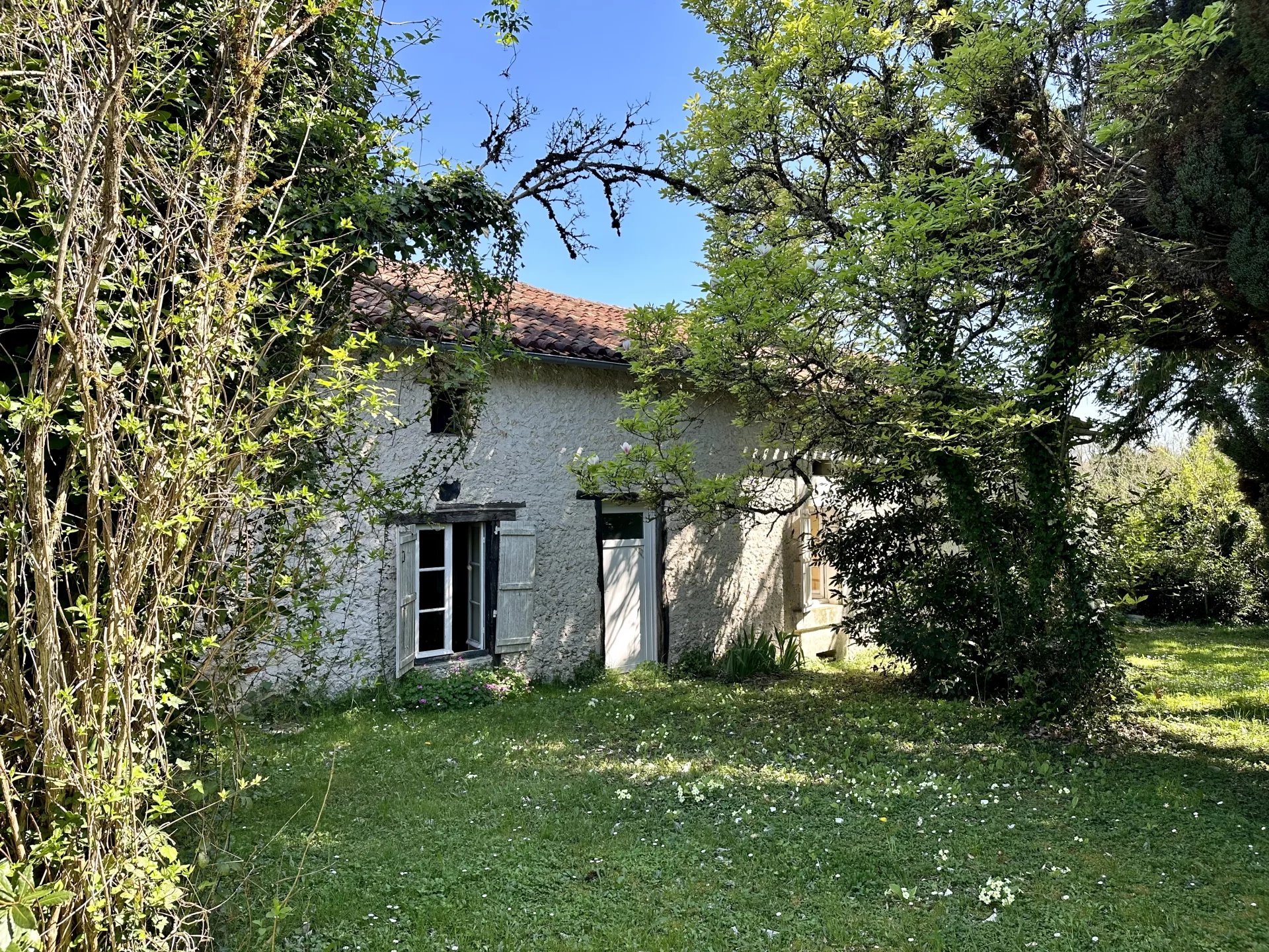 Maison traditionnelle en pierre dans un joli hameau