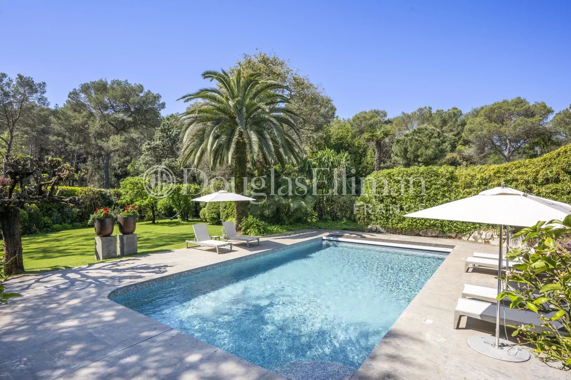 MOUGINS : Une villa moderne classique dans un domaine recherché avec piscine - Image nᵒ3