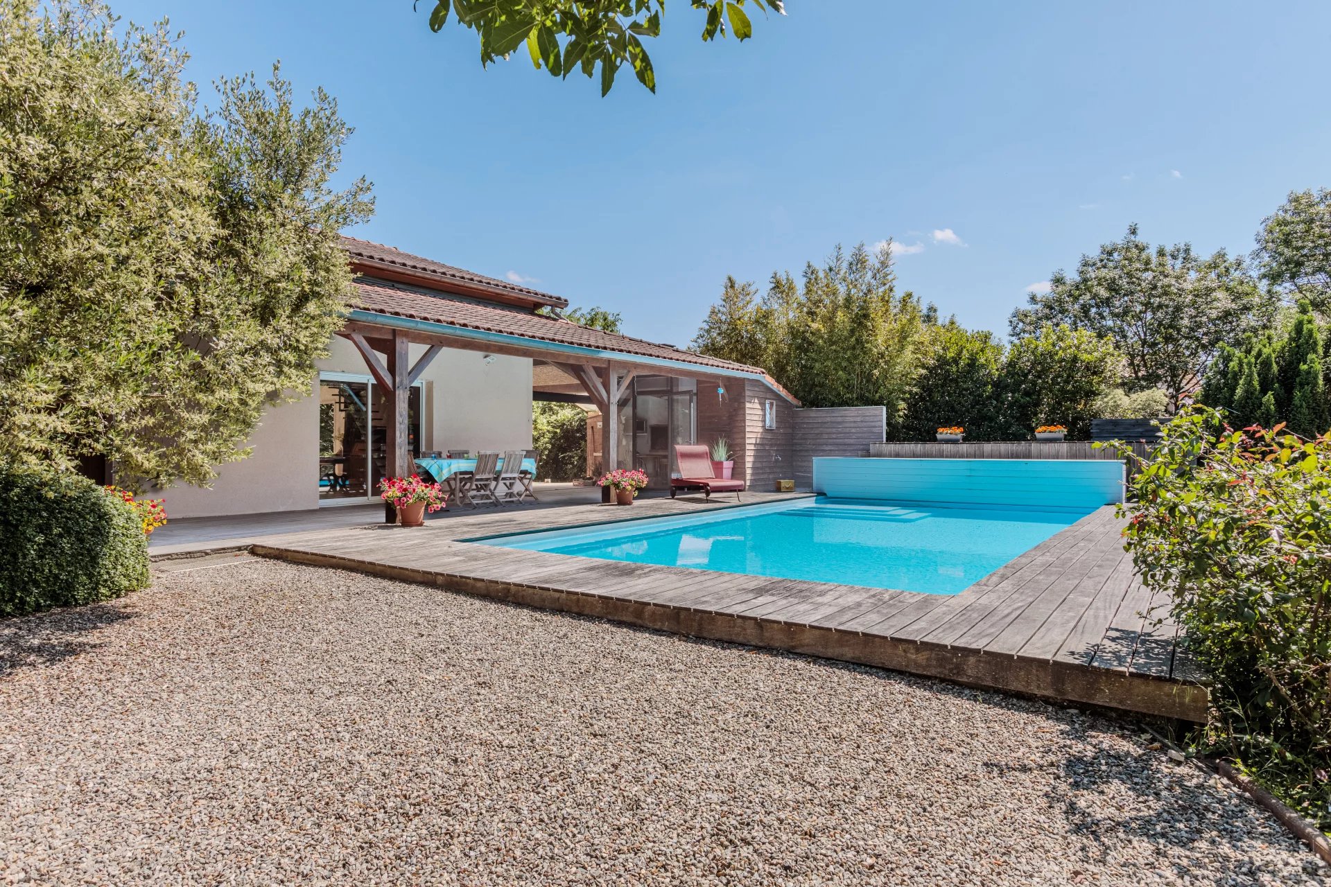 Maison T6 de 188 m² – Terrain 2 700 m² sans vis-à-vis, Piscine & Séjour Cathédrale