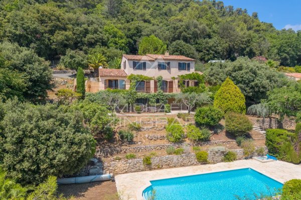 A prime location for this property, set in an elevated position with sea views — photo 3