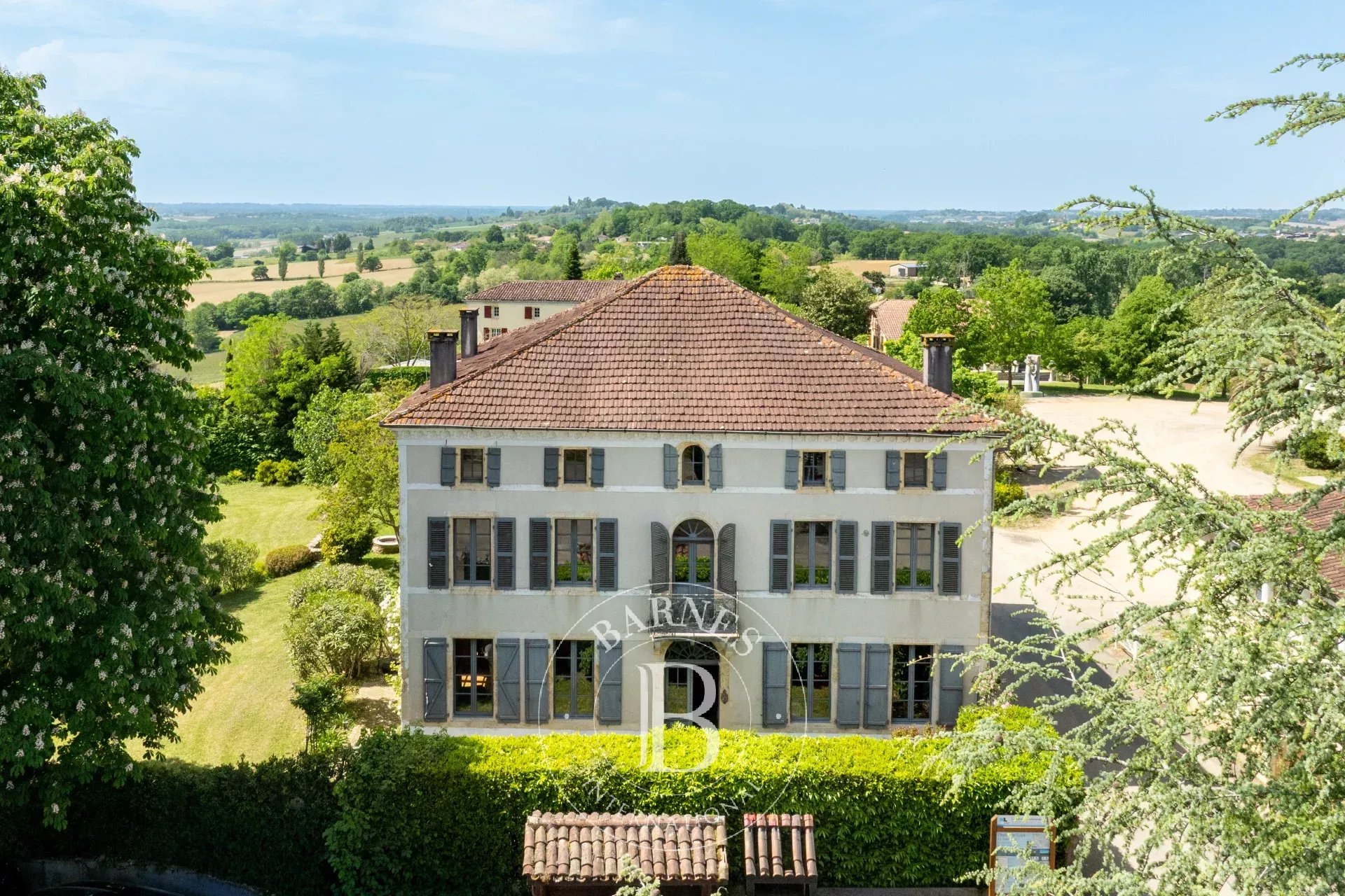 PROCHE ORTHEZ, DEMEURE DE VILLAGE XVIII° AVEC PISCINE, VUE MONTAGNES