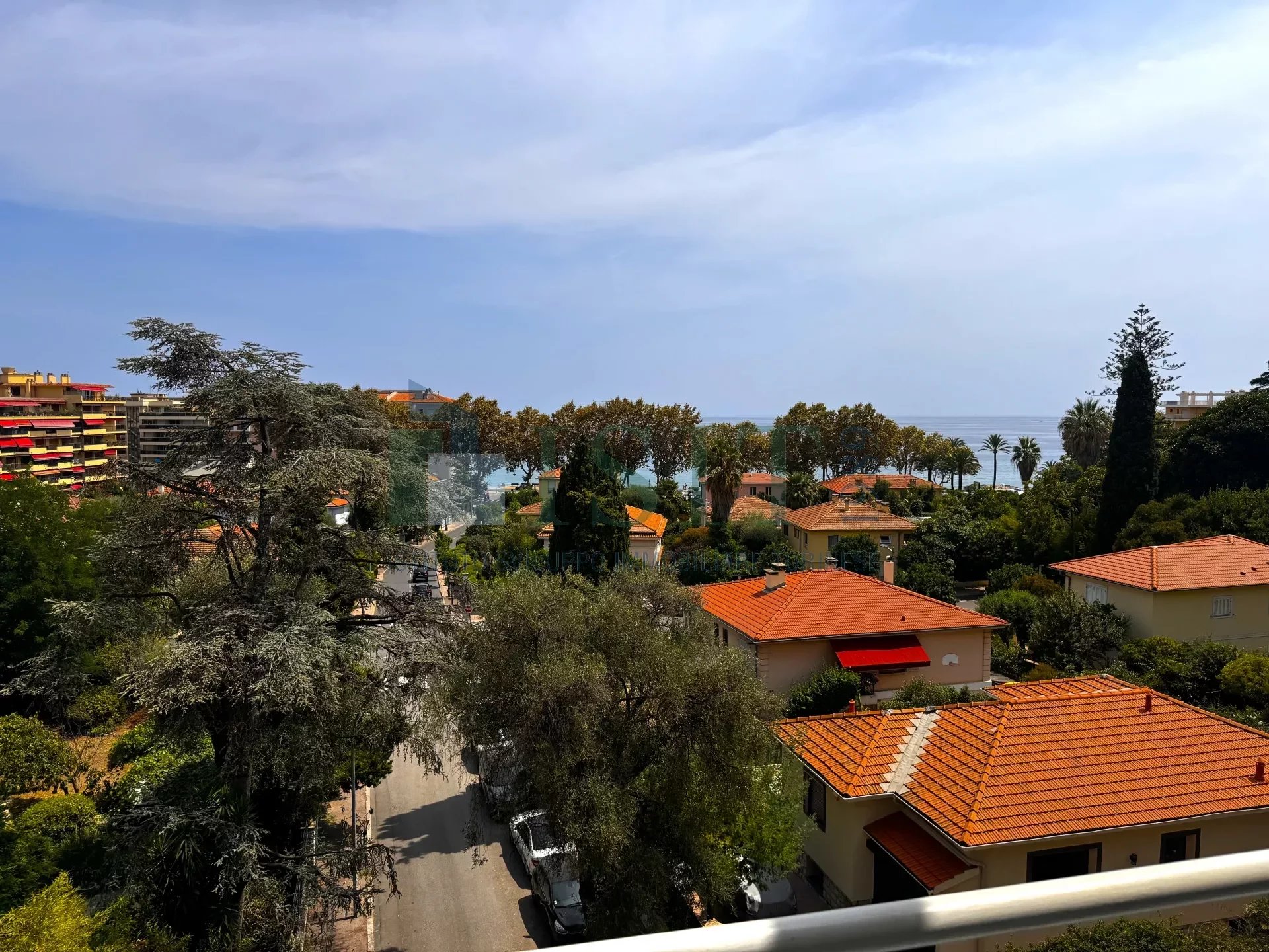 Luminoso appartamento a Mentone con vista panoramica