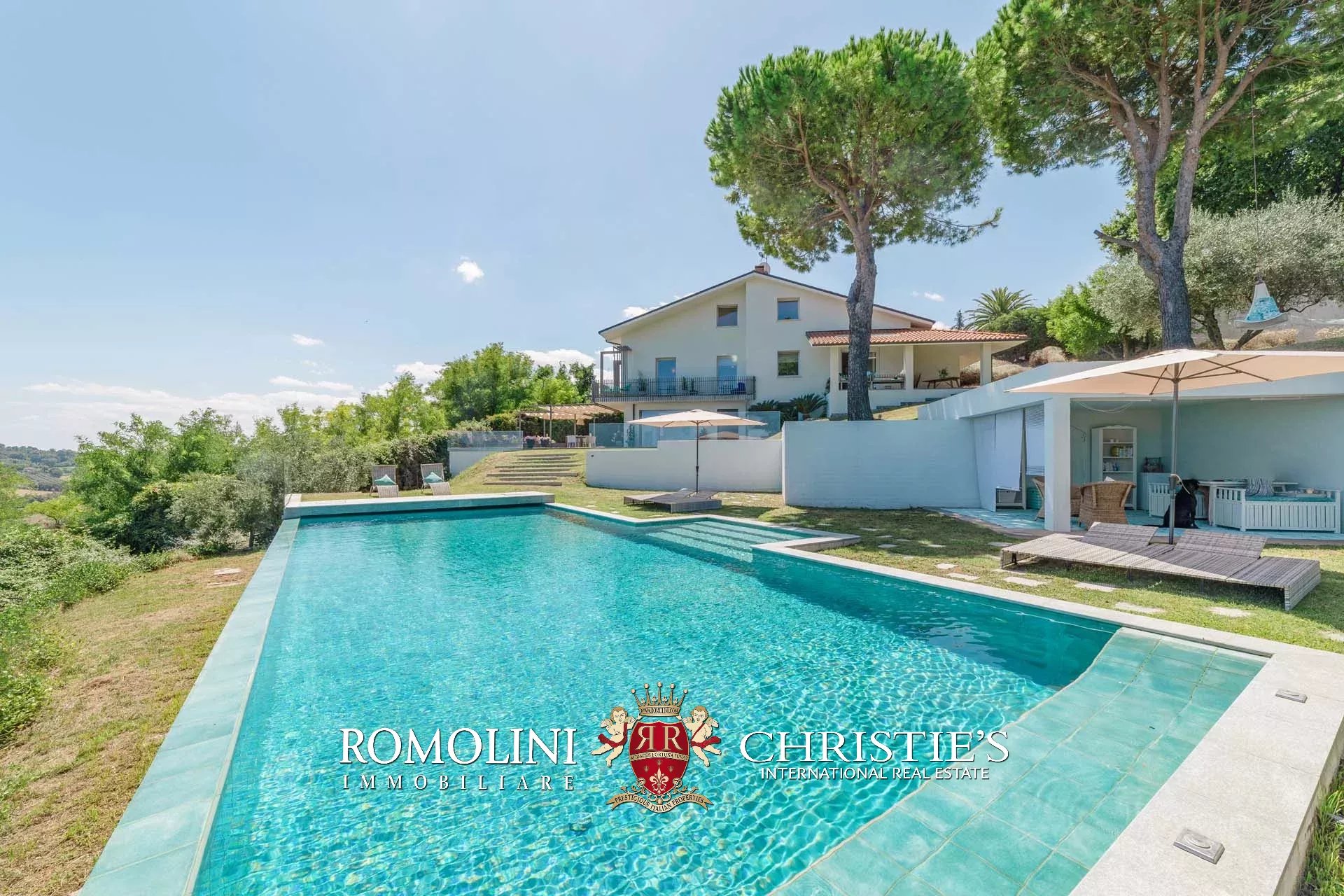 6 Bedroom Villa/Townhouse's Image 3