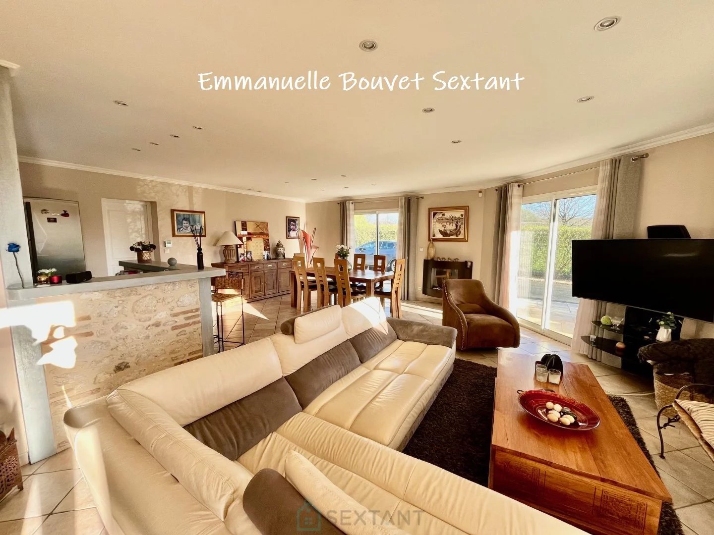 Maison contemporaine de plain-pied avec piscine, grande dépendance double-garage, dépendance aménageable en studio, terrasse couverte et terrain clos de 2885 m2