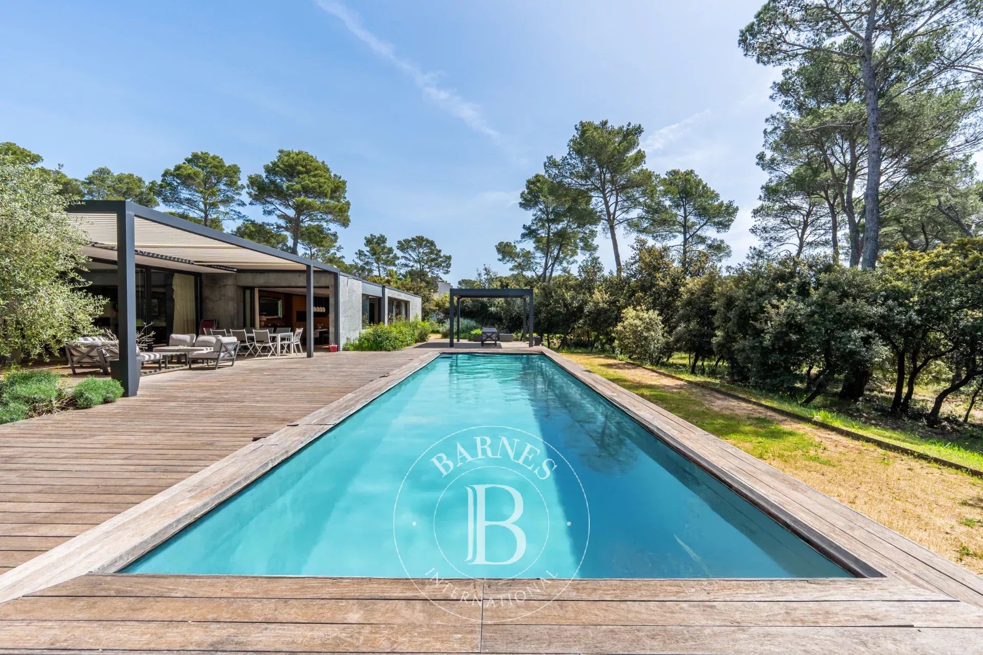 CONTEMPORARY ARCHITECT-DESIGNED VILLA AT THE GATES OF AIX-EN-PROVENCE