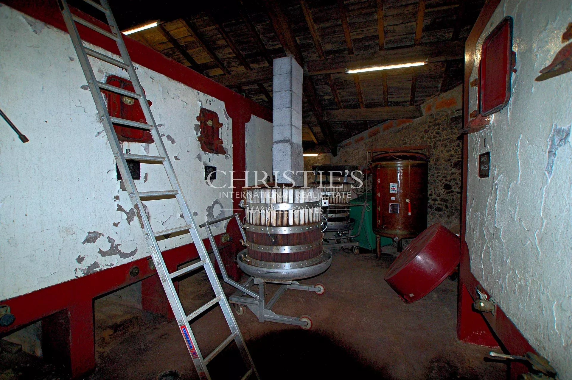 6 Bedroom Vineyard's Image 6