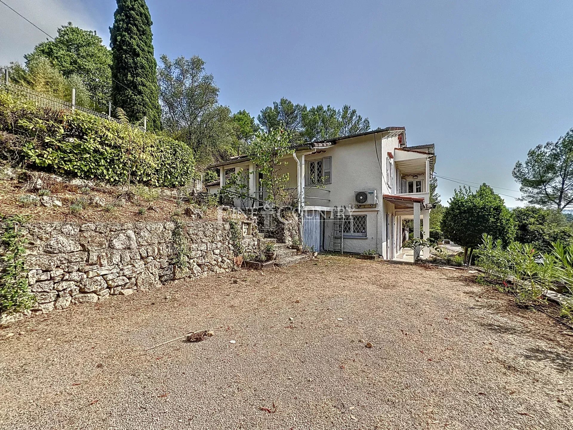 Photo of For sale Villa in Grasse with 3 apartments