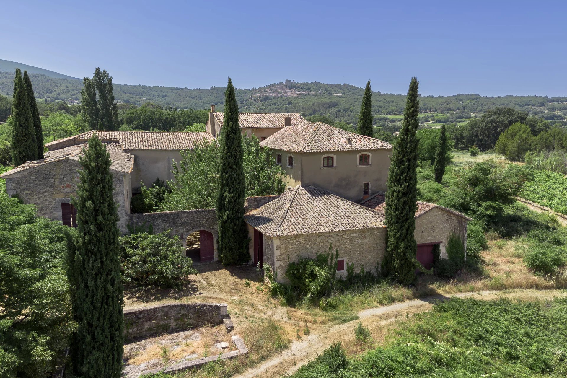 Bonnieux - Former Magnanerie to renovate