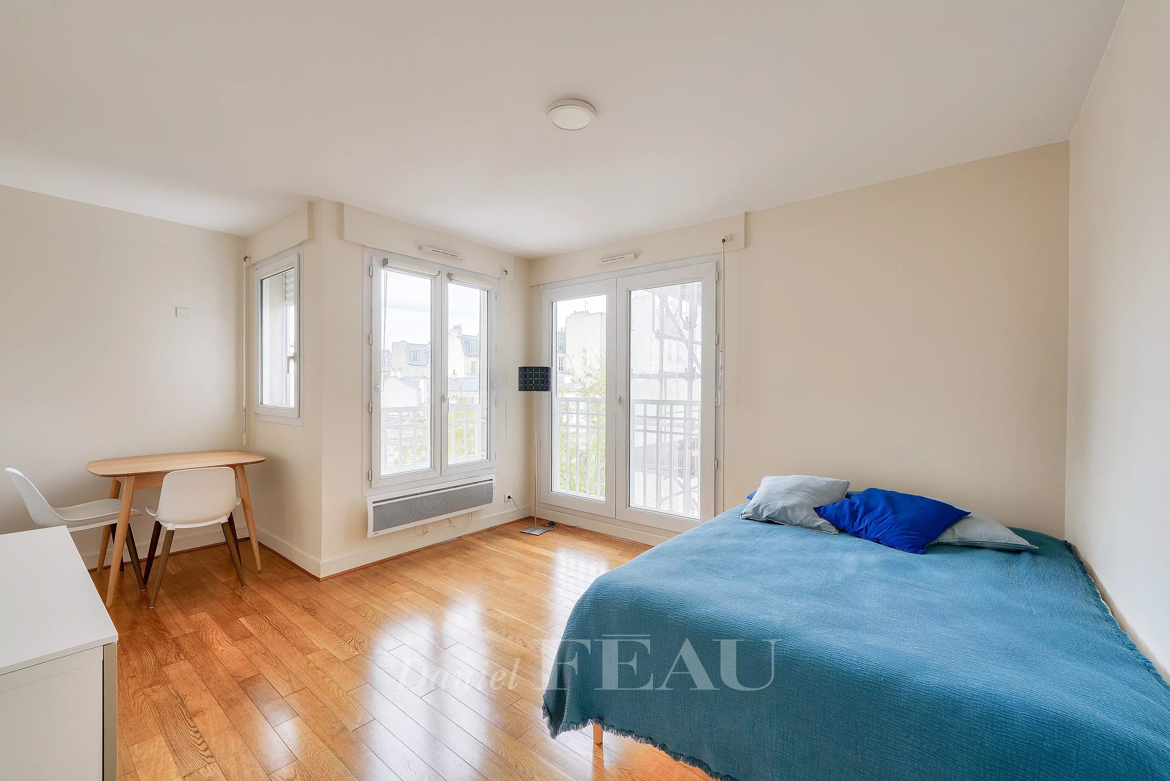 Paris 11th District –  A renovated studio apartment rented furnished