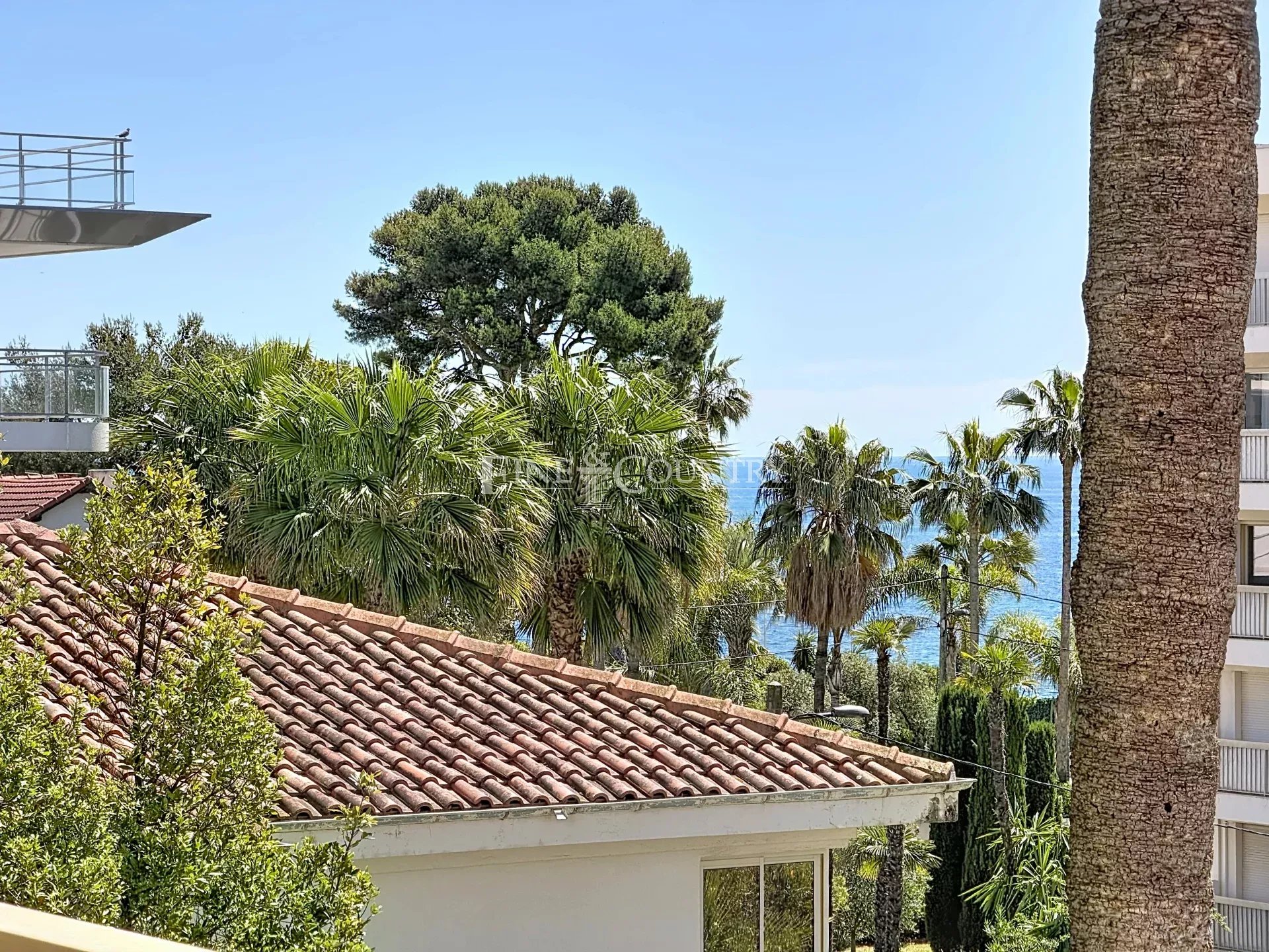 Photo of Apartment with Sea VIew and Pool For Sale in Palm Beach, Cannes