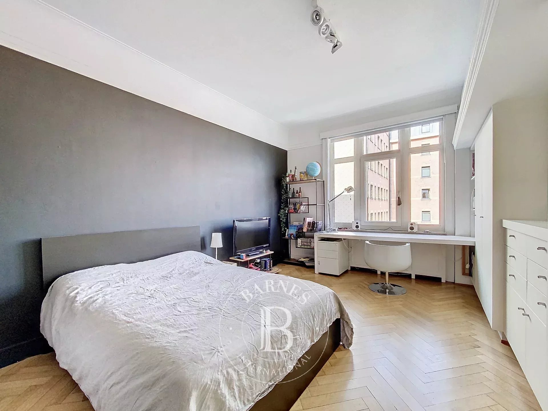 Beautiful renovated apartment, 4 bedrooms and garage