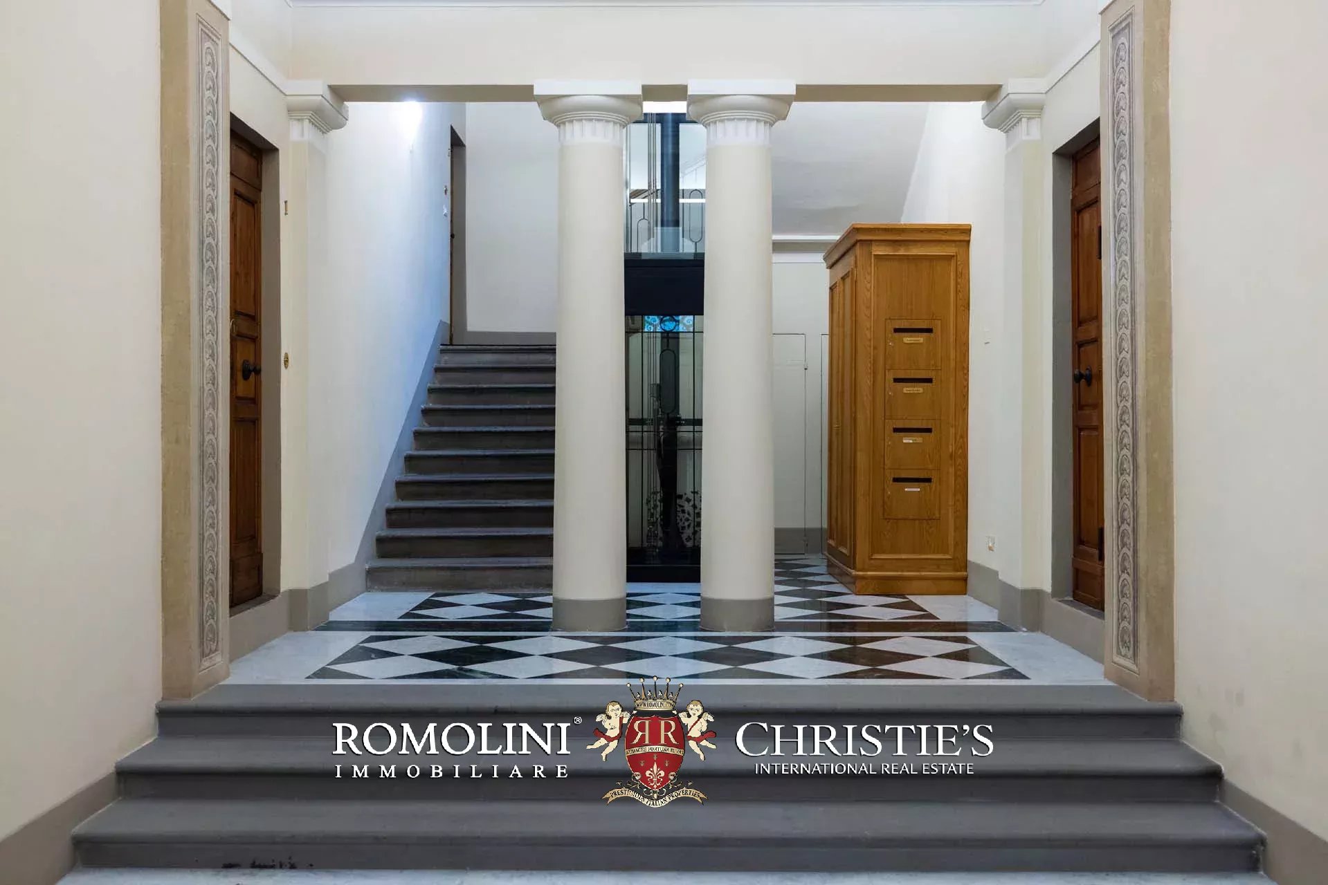 PRACHTVOLLER RESTAURIERTER PALAZZO MIT BLICK AUF DAS HISTORISCHE ZENTRUM VON FLORENZ ZU VERKAUFEN