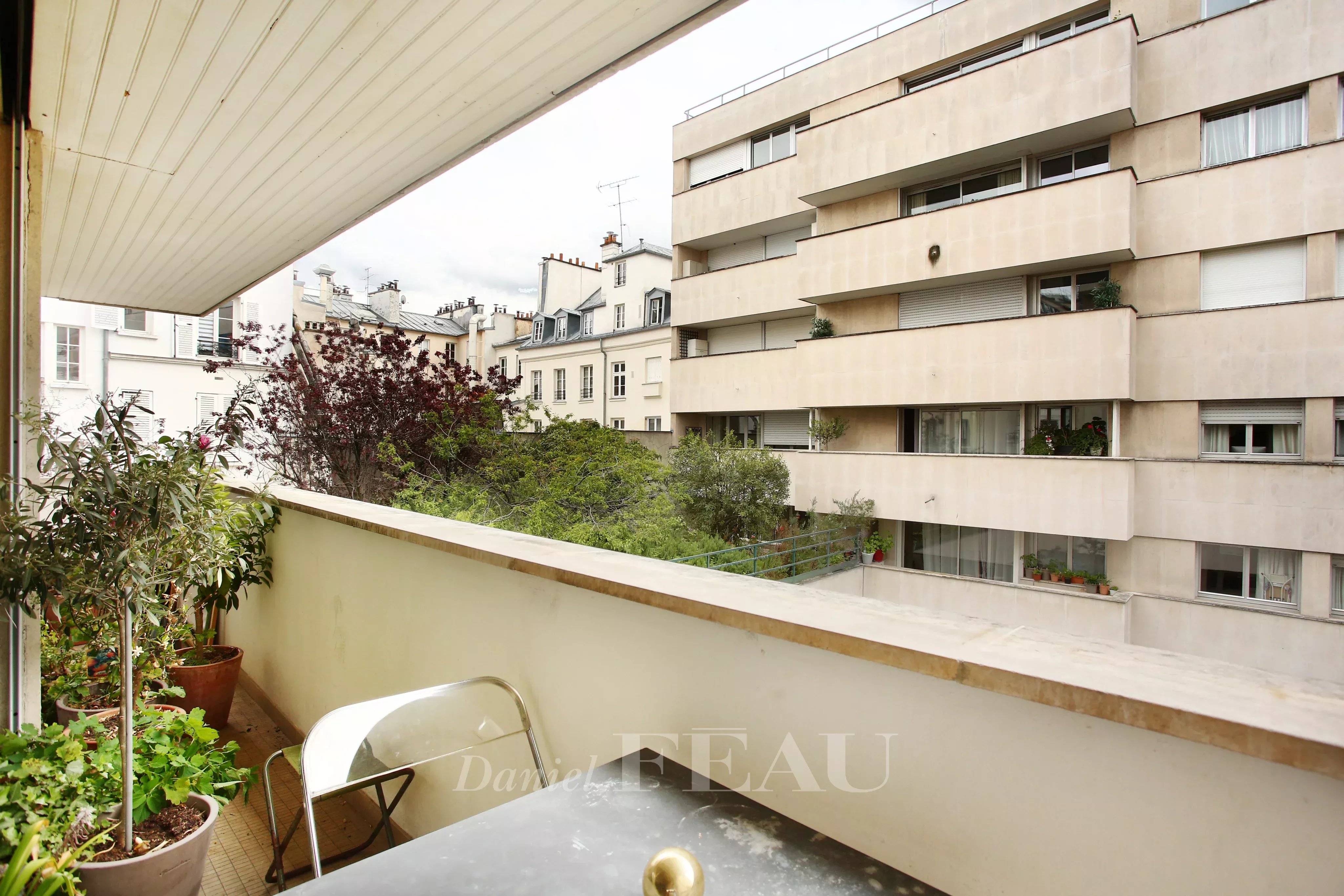balcon salon et chambre au sud sur jardin de la résidence
