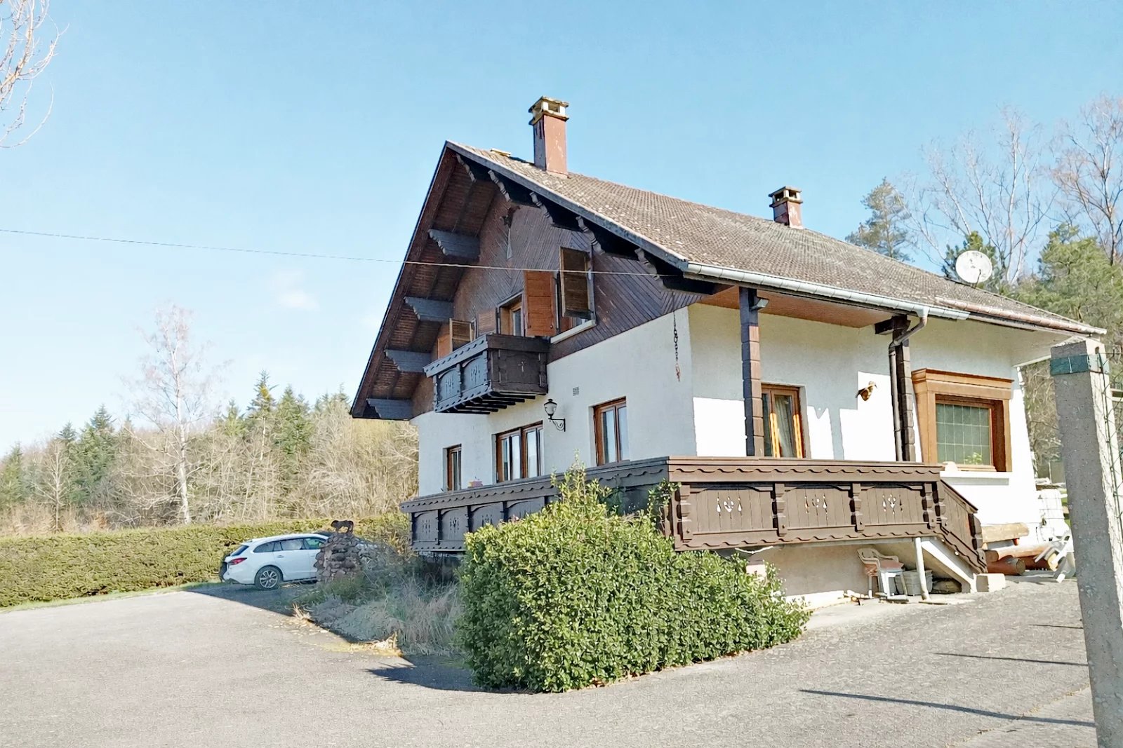 SOUS OFFRE Charmante propriété avec grand terrain et dépendances