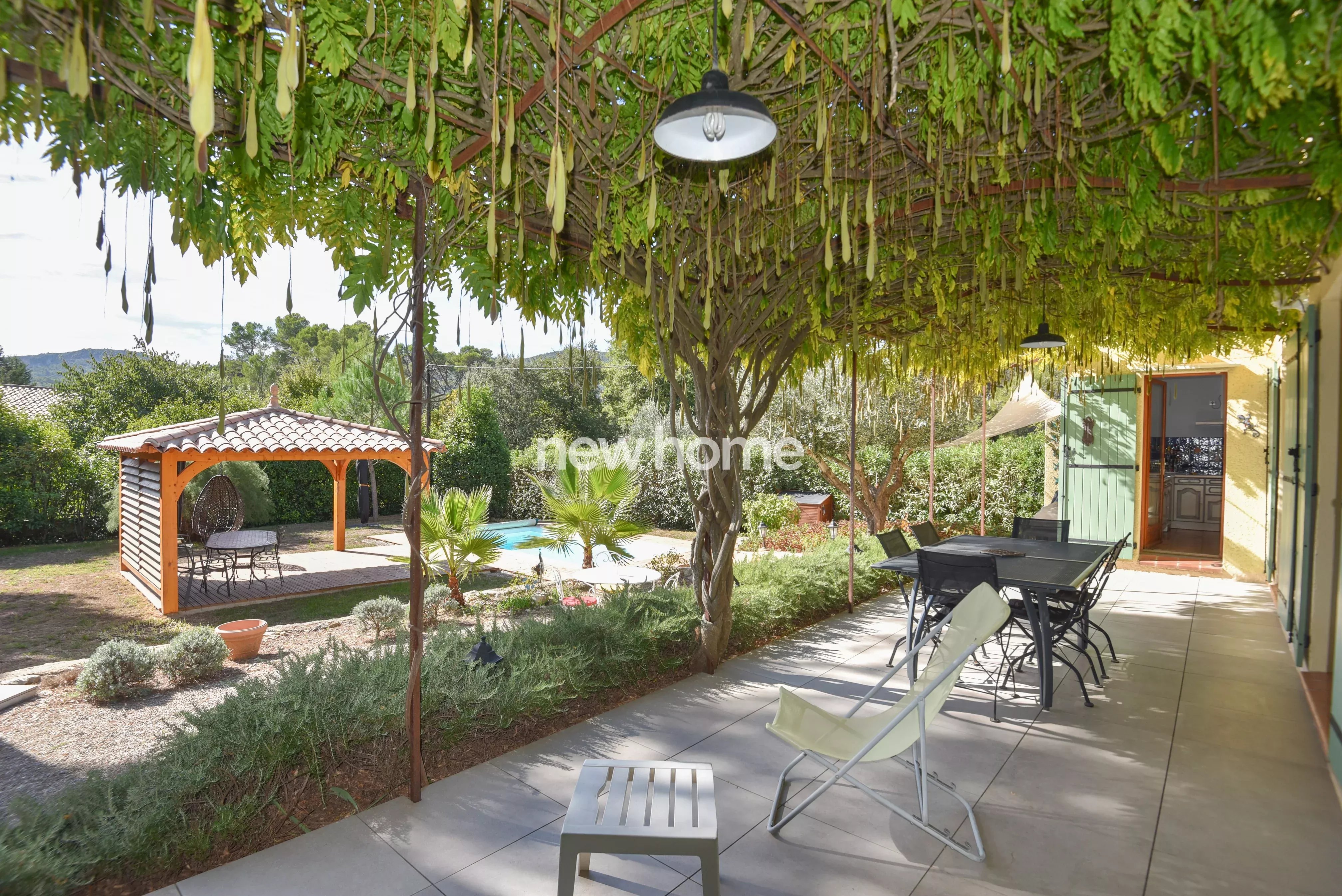 Maison tout confort avec grand jardin, garage, piscine et proximité du village